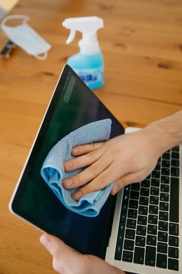 How to clean a monitor screen